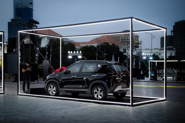 Coloration des cheveux en gris : comment réussir cette tendance élégante