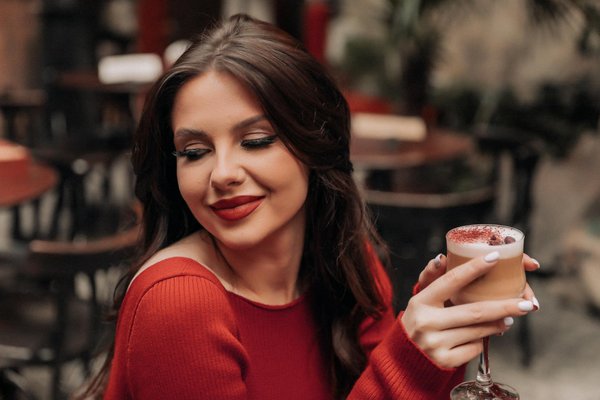 Idées tendance pour un look naturel avec mèches blondes et caramel